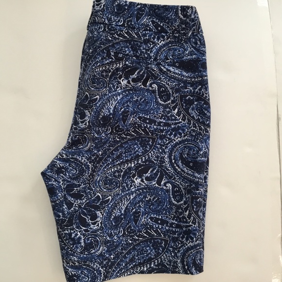 Adrienne Vittadini blue and white paisley print cotton stretch shorts - Picture 5 of 9